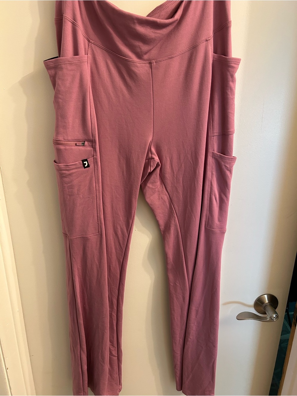 Jannuu Dusty Rose bootcut scrub pant